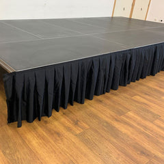 Global Truss GT Bühnendeck-Polyesterrock, 105 x 40 cm, plissiert